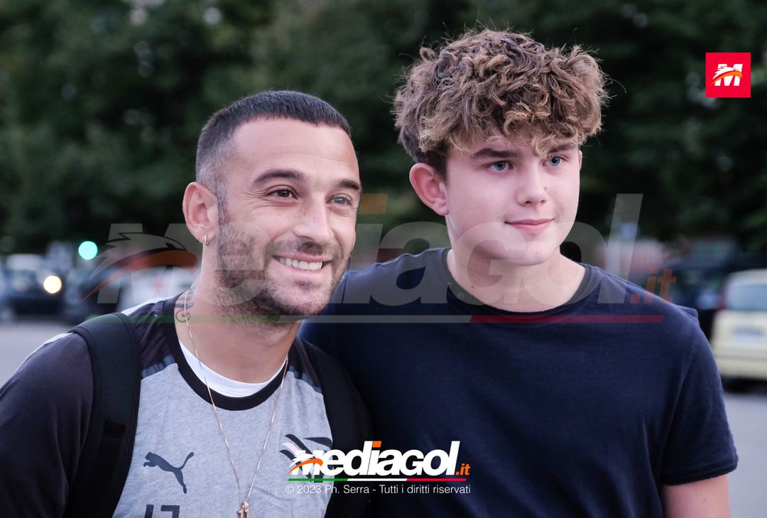 FOTO PALERMO: i giocatori rosanero scattano selfie con i tifosi (GALLERY) - immagine 26