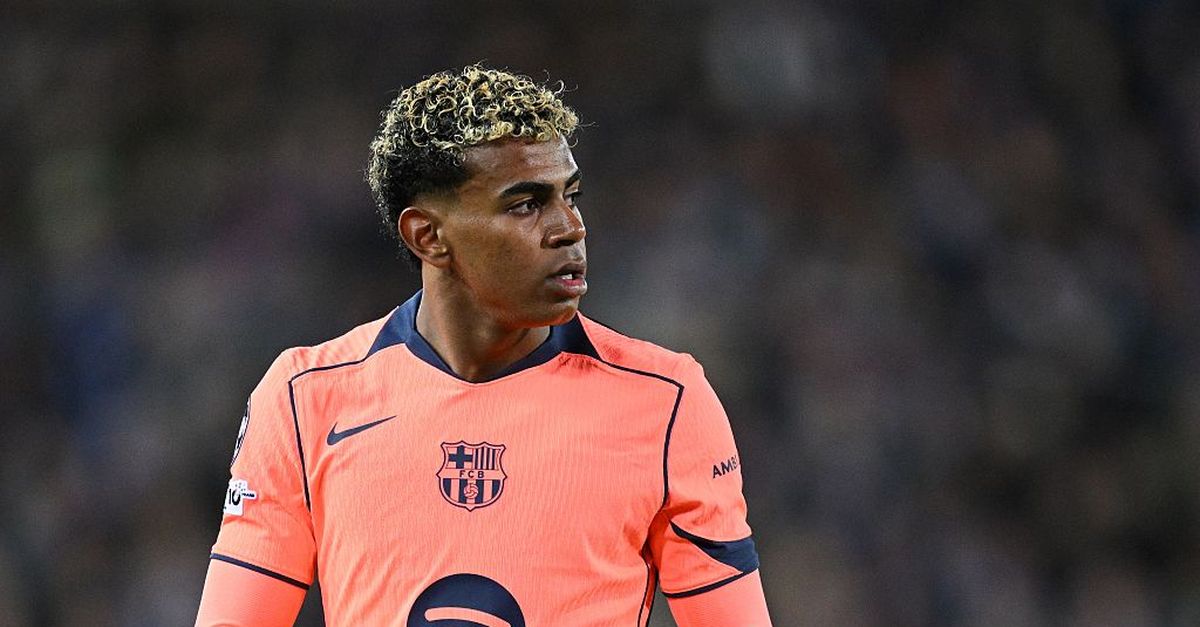 Il figlio segna, lui fa gestacci in tribuna: allontanato il padre di Yamal