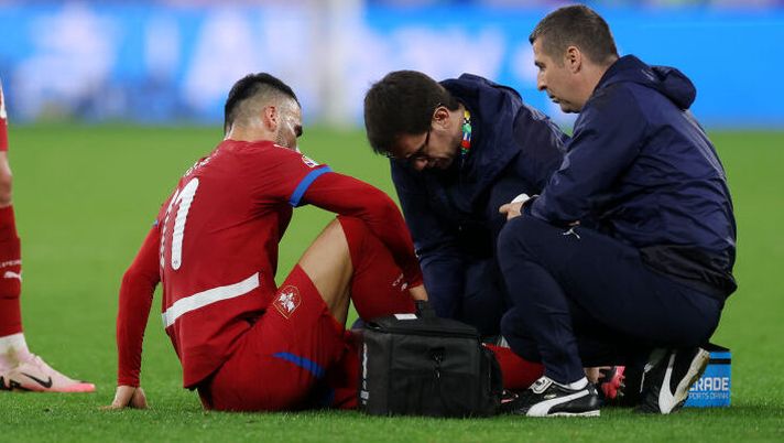GELSENKIRCHEN, GERMANY - JUNE 16: Filip Kostic of Serbia receives medical treatment to an injury before being subsequently substituted off during the UEFA EURO 2024 group stage match between Serbia and England at Arena AufSchalke on June 16, 2024 in Gelsenkirchen, Germany. (Photo by Lars Baron/Getty Images) BREAKING – Kostic, l’esito degli esami con la Serbia: i tempi di recupero - immagine 1