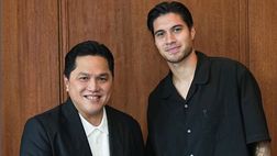 FOTO – L’ex viola Diks ha scelto l’Indonesia. Ecco la stretta di mano con Thohir