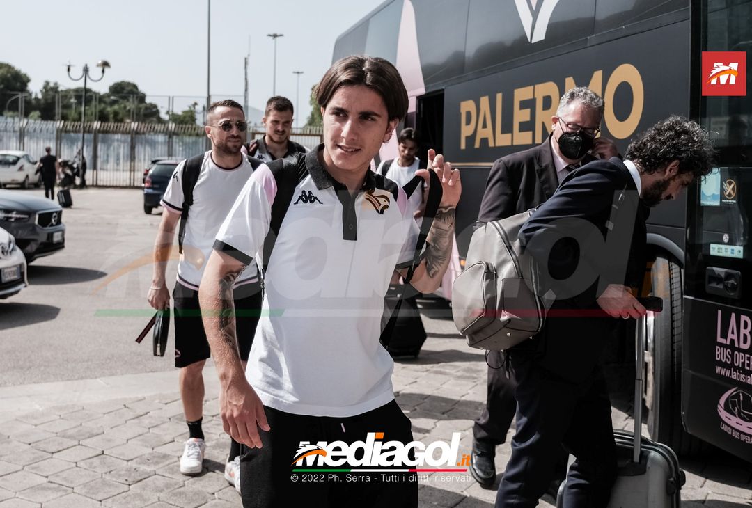 FOTO Palermo, il rientro al “Renzo Barbera” dopo la trasferta di Padova (Gallery) - immagine 26