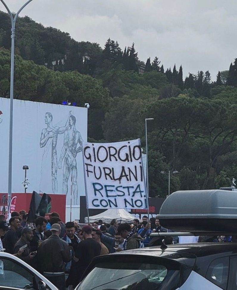 Furlani contestato dai tifosi del Milan. A Roma lo striscione con lo sfottò dei tifosi dell’Inter- immagine 3