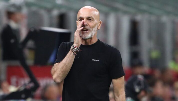 MILAN, ITALY - JUNE 04: AC Milan coach Stefano Pioli issues instructions to his players during the Serie A match between AC Milan and Hellas Verona at Stadio Giuseppe Meazza on June 04, 2023 in Milan, Italy. (Photo by Marco Luzzani/Getty Images) Pioli: “Pulisic, livello diverso! Leao, Reijnders, Loftus-Cheek, Maignan, 4-3-3, Maldini e Ibra…” - immagine 1
