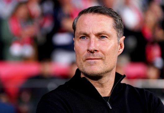 GIRONA, SPAGNA - 02 OTTOBRE: Brian Priske, allenatore del Feyenoord, osserva prima della partita della Fase MD2 della UEFA Champions League 2024/25 tra Girona FC e Feyenoord allo Stadio Montilivi il 02 ottobre 2024 a Girona, Spagna. (Foto di Pedro Salado/Getty Images) Priske si affida a Ueda, Bosz a Bakayoko: le probabili formazioni di PSV e Feyenoord- immagine 2