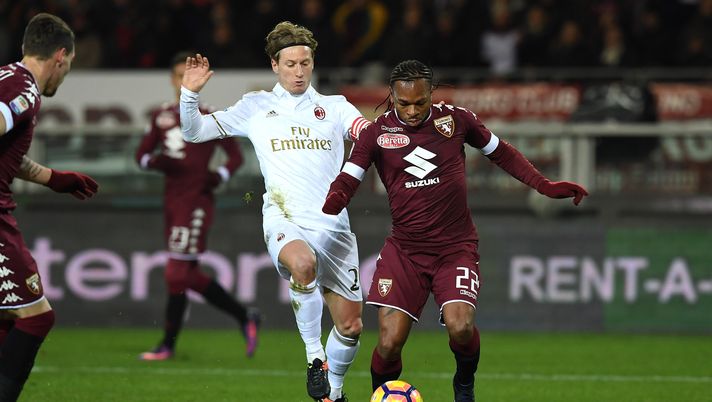 TURIN, ITALY - JANUARY 16: Joel Chukwuma Obi (R) of FC Torino competes with Ignazio Abate of AC Milan during the Serie A match between FC Torino and AC Milan at Stadio Olimpico di Torino on January 16, 2017 in Turin, Italy. (Photo by Valerio Pennicino/Getty Images) Milan-Torino, le informazioni per l’accesso a San Siro - immagine 1