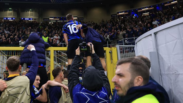 MILAN, ITALY - MAY 06: Davide Frattesi of FC Internazionale climbs up a security fence as he celebrates with team mate Lautaro Martinez after scoring his team's fourth goal during the UEFA Champions League 2024/25 Semi Final Second Leg match between FC Internazionale Milano and FC Barcelona at Giuseppe Meazza Stadium on May 06, 2025 in Milan, Italy. (Photo by Carl Recine/Getty Images) Inter-Barcellona accende il Clasico: tifosi madrileni ballano su “Sarà perché ti amo” - immagine 1