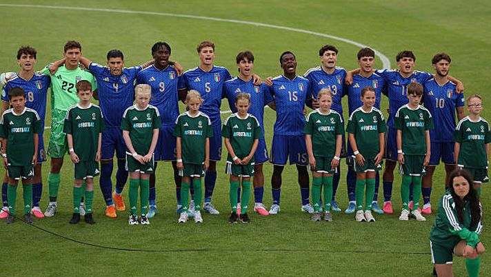 CAERNARFON, WALES - JULY 02: Players of Italy stand for the national anthem prior to the UEFA European Under-19 Championship 2026 match between Croatia and Italy at The Oval on July 02, 2026 in Caernarfon, Wales. (Photo by Harry Murphy - UEFA/UEFA via Getty Images) Europei U19, disfatta Italia! Sconfitta per 1-0 contro l’Ucraina e fuori ai gironi - immagine 1