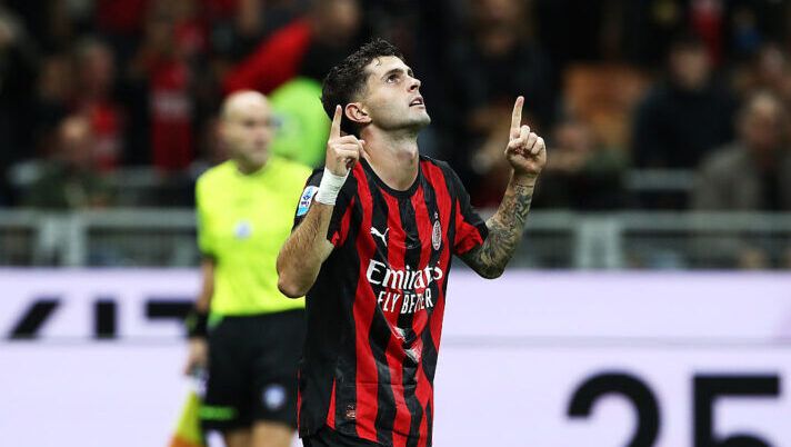 MILAN, ITALY - SEPTEMBER 28: Christian Pulisic of AC Milan celebrates after scoring a goal during the Serie A match between AC Milan and SSC Napoli at Giuseppe Meazza Stadium on September 28, 2025 in Milan, Italy. (Photo by Marco Luzzani/Getty Images) I voti di Milan-Napoli al fantacalcio: Pulisic da urlo, Maignan e Modric più di De Bruyne! Lang e Loftus… - immagine 1