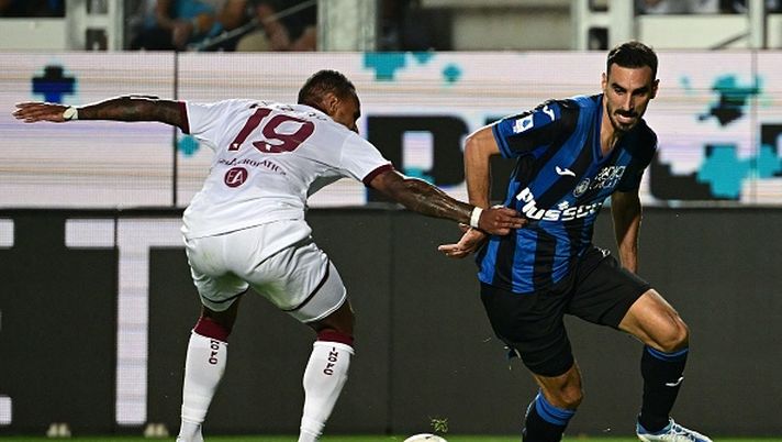 Torino's Austrian defender Valentino Lazaro (L) fights for the ball with Atalanta's Italian defender Davide Zappacosta during the Italian Serie A football match between Atalanta and Torino at The Atleti Azzurri d'Italia Stadium in Bergamo on September 1, 2022. (Photo by MIGUEL MEDINA / AFP) (Photo by MIGUEL MEDINA/AFP via Getty Images) La moviola di Atalanta-Torino 3-1: Vlasic fuorigioco di pochi centimetri - immagine 1