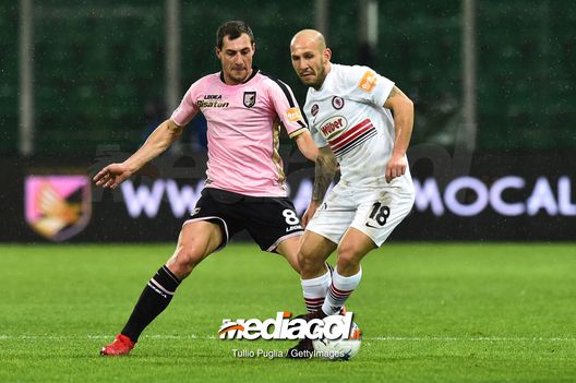 PALERMO, ITALY - FEBRUARY 04: Mato Jajalo (L) of Palermo and Cristian Galano of Foggia compete for the ball during the Serie B match between US Citta di Palermo and Foggia at Stadio Renzo Barbera on February 04, 2019 in Palermo, Italy. (Photo by Tullio M. Puglia/Getty Images) Venezia