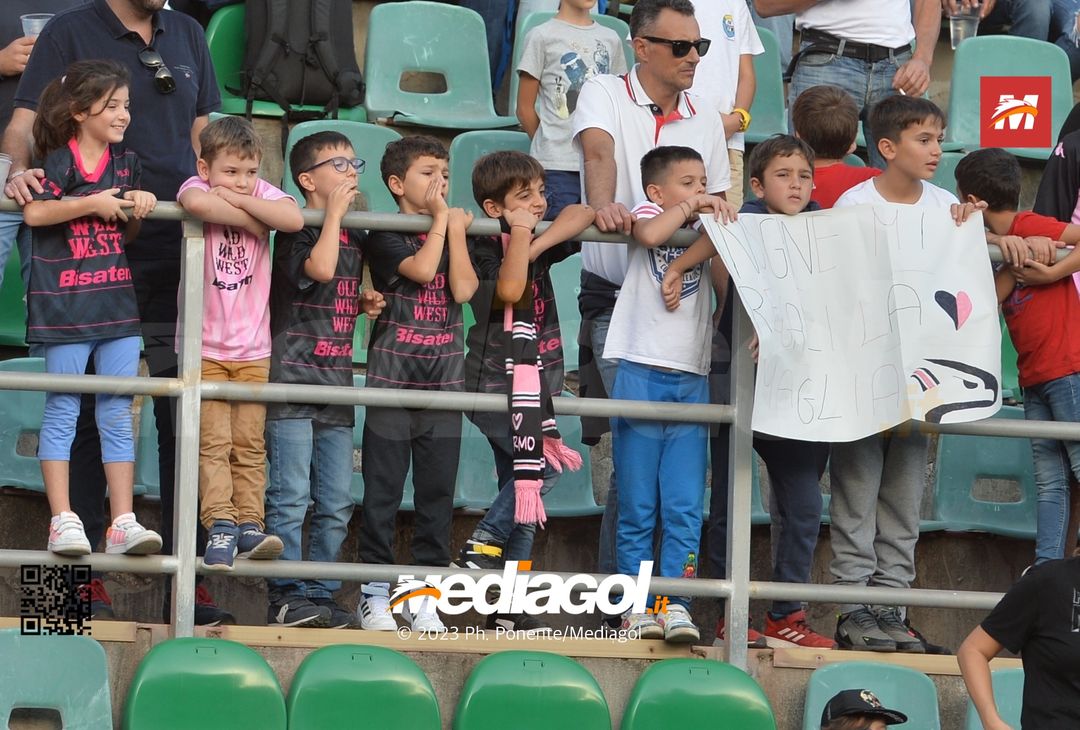 FOTOTIFO Palermo-Lecco, gli scatti ai tifosi al “Renzo Barbera” (GALLERY) - immagine 16