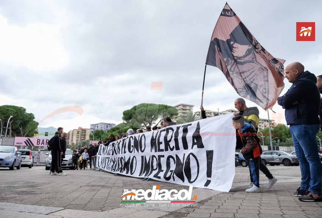 FOTO Palermo: la squadra verso Benevento. Cori e striscioni al “Barbera” (La Gallery) - immagine 22