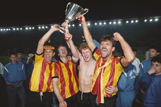 Strasburgo, Francia - 11 maggio 1988: Giocatori del Mechelen col trofeo della Coppa delle Coppe. (Foto di Allsport/Getty Images) Mechelen-Club Bruges: chi ha vinto di più in Belgio ed in Europa?- immagine 2