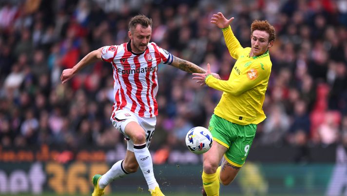 STOKE ON TRENT, ENGLAND - SEPTEMBER 27: Ben Wilmot of Stoke City is challenged by Josh Sargent of Norwich City during the Sky Bet Championship match between Stoke City and Norwich City at Bet365 Stadium on September 27, 2025 in Stoke on Trent, England. (Photo by Ben Roberts Photo/Getty Images) Ipswich-Norwich, dove vedere la partita in diretta TV e in streaming LIVE - immagine 1