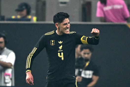 Edson Alvarez festeggia la rete del definitivo 2-1. (Photo by CHANDAN KHANNA/AFP via Getty Images) Gold Cup, Messico scrive la storia: batte gli USA 2-1 ed è campione per la decima volta- immagine 2