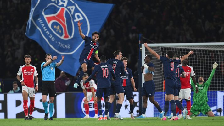 PARIS, FRANCE - MAY 07: Marquinhos of Paris Saint-Germain celebrates victory with teammate Ousmane Dembele as Referee Felix Zwayer blows the final whistle of the UEFA Champions League 2024/25 Semi Final Second Leg match between Paris Saint-Germain and Arsenal FC at Parc des Princes on May 07, 2025 in Paris, France. (Photo by David Ramos/Getty Images) PSG, importante rinnovo in casa parigina in attesa della finale di Champions - immagine 1