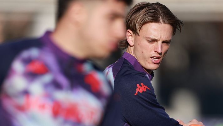 FLORENCE, ITALY - DECEMBER 14: Albert Gudmundsson of ACF Fiorentina warms up prior to the Serie A match between ACF Fiorentina and Hellas Verona FC at Artemio Franchi on December 14, 2025 in Florence, Italy. (Photo by Gabriele Maltinti/Getty Images) Da Milano si chiedono: “E se l’Inter puntasse su Albert Gudmundsson?” - immagine 1