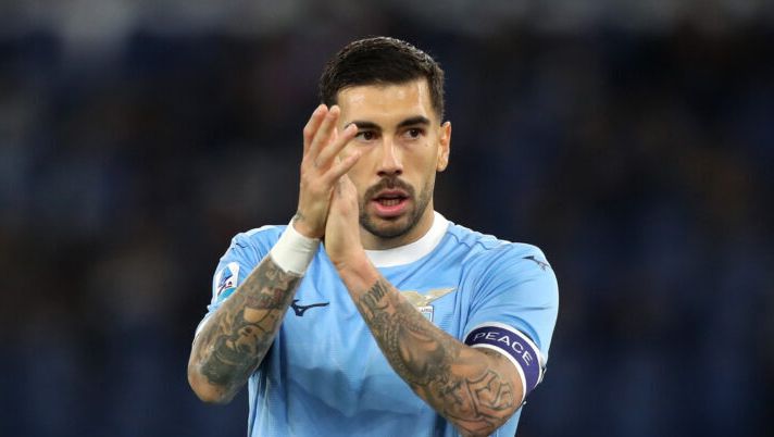 ROME, ITALY - DECEMBER 07: Mattia Zaccagni of Lazio applauds the fans during the Serie A match between SS Lazio and Bologna FC 1909 at Stadio Olimpico on December 07, 2025 in Rome, Italy. (Photo by Paolo Bruno/Getty Images) I voti di Lazio-Bologna al fanta: Isaksen più di Odgaard e Zaccagni più di Orsolini! Tavares come Gila - immagine 1