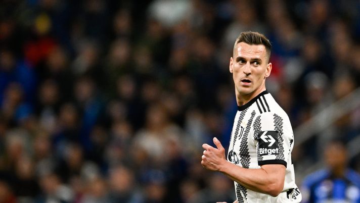 MILAN, ITALY - APRIL 26: Arkadiusz Krystian Milik of Juventus looks on during the Coppa Italia Semi Final match between FC Internazionale and Juventus FC at Giuseppe Meazza Stadium on April 26, 2023 in Milan, Italy. (Photo by Daniele Badolato - Juventus FC/Juventus FC via Getty Images) Gazzetta – Juve su Calafiori, proposto Milik - immagine 1
