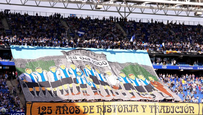 BARCELONA, SPAIN - OCTOBER 25: A TIFO in the stands dedicated to the 15th anniversary of RCD Espanyol prior to the LaLiga EA Sports match between RCD Espanyol de Barcelona and Elche CF at RCDE Stadium on October 25, 2025 in Barcelona, Spain. (Photo by Pedro Salado/Getty Images) L’Espanyol compie 125 anni: che festa allo stadio tra cori e coreografie - immagine 1