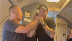 Paolo Belli canta l’inno della Juve a bordo di un volo, la reazione di Clementino