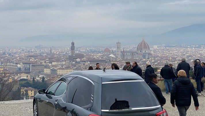 Firenze piange Hamrin. Le FOTO dal funerale dell’Uccellino - immagine 1