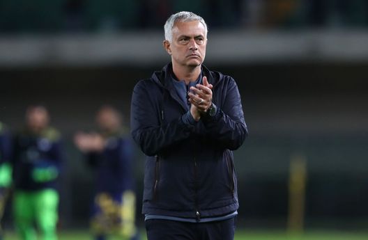 VERONA, ITALY - SEPTEMBER 19: AS Roma coach Jose’ Mourinho salutes the crowd at the end of Serie A match between Hellas and AS Roma at Stadio Marcantonio Bentegodi on September 19, 2021 in Verona, Italy. (Photo by Marco Luzzani/Getty Images) Torino, Mourinho ritrova i granata: l’ultimo scontro fu nel 2009 e finì 1-1- immagine 2