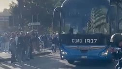 Il fischio d’inizio del match si avvicina: l’arrivo del pullman del Como al Maradona