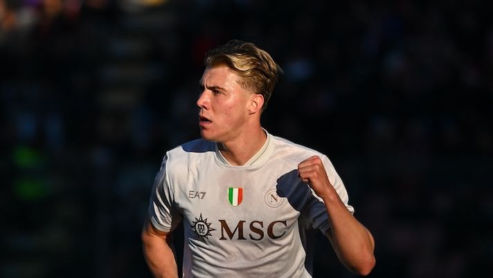 CREMONA, ITALY - DECEMBER 28: Rasmus Hojlund of SSC Napoli celebrates after scoring the 0-1 goal during the Serie A match between US Cremonese and SSC Napoli at Stadio Giovanni Zini on December 28, 2025 in Cremona, Italy. (Photo by Marco M. Mantovani/Getty Images) Chi sale dopo l’ultima giornata al fantacalcio e cosa cambia: da Hojlund a Nkunku, ecco sei nomi- immagine 1