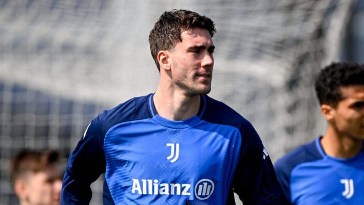 TURIN, ITALY - APRIL 9: Dusan Vlahovic of Juventus during a training session at JTC on April 9, 2025 in Turin, Italy. (Photo by Daniele Badolato - Juventus FC/Juventus FC via Getty Images) Gazzetta: “Vlahovic, la Juve spera che accetti la cessione: ma ecco la sua volontà” - immagine 1
