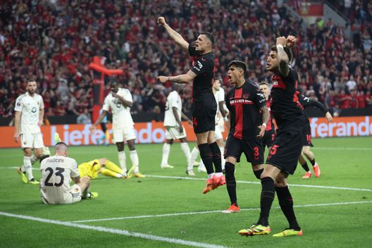 Xhaka e Hincapie esultano dopo l'autogol di Mancini durante la semifinale di ritorno di UEFA Europa League 2023/24 tra Bayer Leverkusen e Roma alla BayArena. 9 maggio 2024 a Leverkusen, Germania. (Foto di Alex Grimm/Getty Images ESCLUSIVA Milan, Arens: “Contatti Tare-entourage, ma Xhaka è fondamentale per Ten Hag”- immagine 3