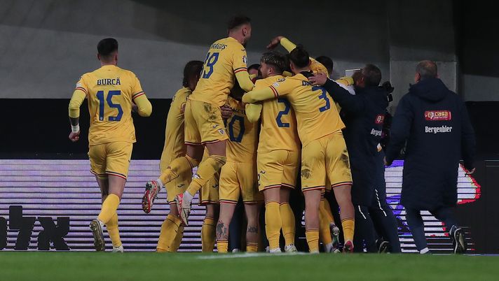 BUDAPEST, HUNGARY - NOVEMBER 18: Ianis Hagi of Romania (obscured) celebrates with teammates after scoring the team's second goal during the UEFA EURO 2024 European qualifier match between Israel and Romania at Puskas Akademia Pancho Arena on November 18, 2023 in Felcsut near Budapest, Hungary. (Photo by David Balogh/Getty Images) Un gol di Hagi per Usa ’94, un gol di Hagi per Euro 2024: la favola Romania - immagine 1