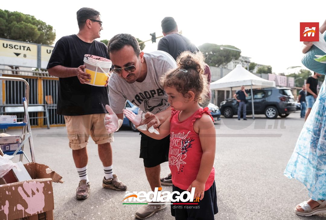 FOTO Palermo, le impronte rosa sul murales del ‘Renzo Barbera’ (Gallery) - immagine 80