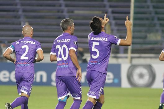MONTEVIDEO, URUGUAY - JANUARY 30: Martin Rabuñan of Defensor Sporting celebrates with teammate Alvaro Navarro after scoring the first goal of his team, a match between Defensor Sporting and Bolivar as part of the playoffs to qualify to the groups stage of Copa CONMEBOL Libertadores 2019 at Estadio Luis Franzini on January 30, 2019 in Montevideo, Uruguay. (Photo by Maria Ines Hiriart/Getty Images)