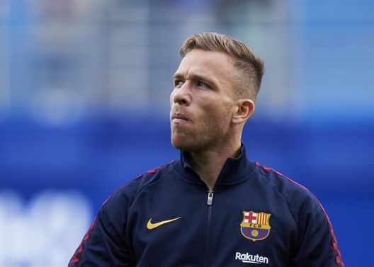 EIBAR, SPAIN - OCTOBER 19: Arthur Melo of FC Barcelona looks on prior to the start the La Liga match between SD Eibar SAD and FC Barcelona at Ipurua Municipal Stadium on October 19, 2019 in Eibar, Spain. (Photo by Juan Manuel Serrano Arce/Getty Images) Amoruso: “Arthur? Dovrà guadagnarsi il posto. Ecco che difensore serve”- immagine 2
