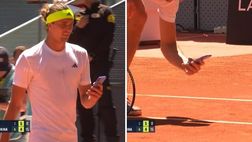Caos a Madrid: Zverev protesta, poi fotografa il punto contestato con il telefono