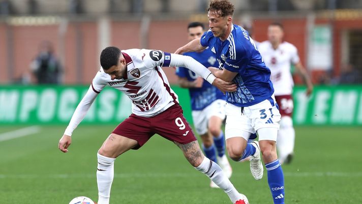 COMO, ITALY - APRIL 13: Antonio Sanabria of Torino FC competes for the ball with Mergim Vojvoda of Como 1907 during the Serie A match between Como 1907 and Torino FC at Stadio G. Sinigaglia on April 13, 2025 in Como, Italy. (Photo by Marco Luzzani/Getty Images) Como-Torino 1-0: la sblocca Douvikas, granata sotto di un gol all’intervallo - immagine 1
