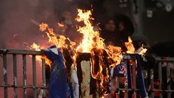 Coreografia fiammeggiante e sciarpe rivali bruciate: così la curva Eintracht nel derby…