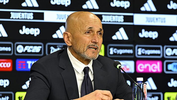 TURIN, ITALY - FEBRUARY 07: Juventus head coach Luciano Spalletti during a Juventus Press Conference at Allianz Stadium on February 07, 2026 in Turin, Italy. (Photo by Filippo Alfero - Juventus FC/Juventus FC via Getty Images) Spalletti: “La scelta su Vlahovic! Come stanno Yildiz e Gatti, su Boga, Di Gregorio, Perin, McKennie…” - immagine 1