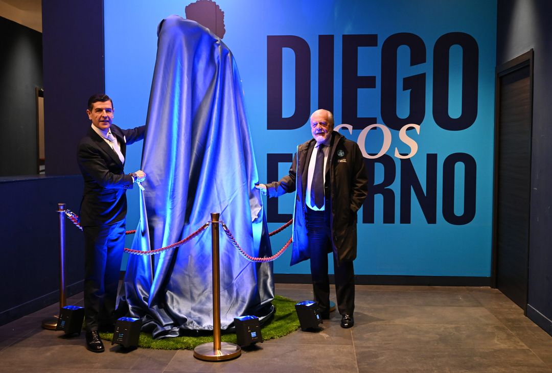 Presentata la nuova statua dedicata a Maradona: sarà visibile ai tifosi GALLERY - immagine 3