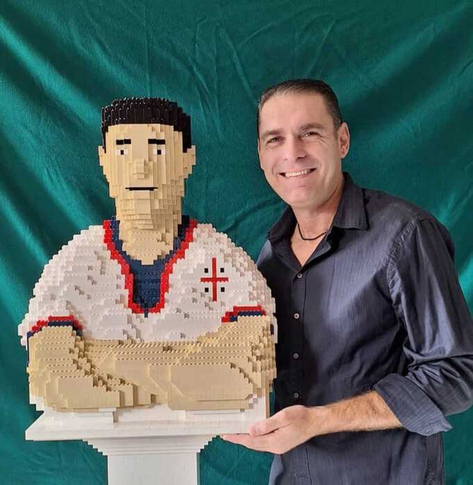 Cagliari, ecco il busto in Lego per gli auguri di compleanno a Gigi Riva- immagine 3