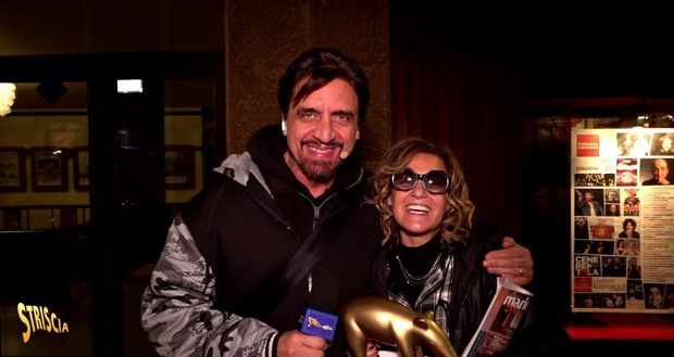 Striscia la notizia, Valerio Staffelli consegna a Irene Grandi il Tapiro d’oro: il motivo Striscia la notizia, Valerio Staffelli consegna a Irene Grandi il Tapiro d’oro: il motivo - immagine 1
