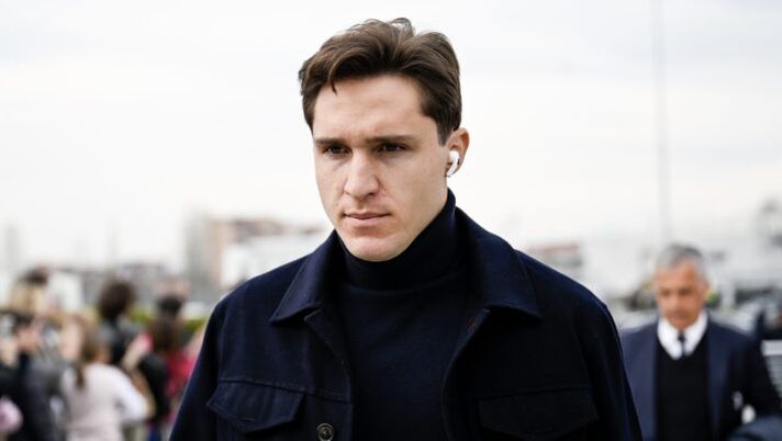 TURIN, ITALY - MARCH 17: Federico Chiesa of Juventus arrives at the stadium prior to the Serie A TIM match between Juventus and Genoa CFC at Allianz Stadium on March 17, 2024 in Turin, Italy. (Photo by Daniele Badolato - Juventus FC/Juventus FC via Getty Images) Chiesa-Liverpool, visite mediche in corso: mancano solo le firme per l’ufficialità - immagine 1
