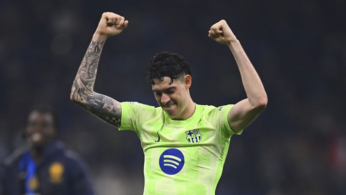 MILAN, ITALY - MAY 06: Alessandro Bastoni of FC Internazionale Milano celebrates the victory after the UEFA Champions League 2024/25 Semi Final Second Leg match between FC Internazionale Milano and FC Barcelona at Giuseppe Meazza Stadium on May 06, 2025 in Milan, Italy. (Photo by Mattia Ozbot - Inter/Inter via Getty Images) Romano: “Barcellona parla di contratto con agente Bastoni. Cifra e giocatori, l’Inter pensa…” - immagine 1