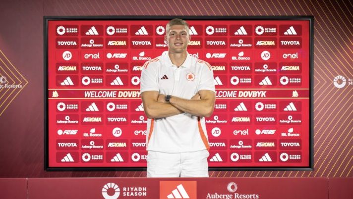 ROME, ITALY - AUGUST 02: AS Roma new Signing Artem Dovbyk during is first day at Centro Sportivo Fulvio Bernardini on August 02, 2024 in Rome, Italy. (Photo by Fabio Rossi/AS Roma via Getty Images) Dovbyk: “Perché ho scelto la Roma, il Girona è un piccolo in confronto! De Rossi mi ha detto…” - immagine 1