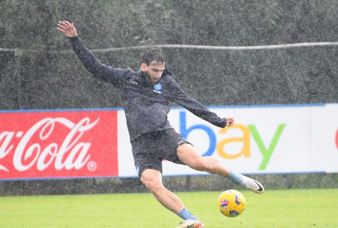 GALLERY Il Napoli si allena sotto una pioggia battente: le foto della seduta odierna- immagine 1