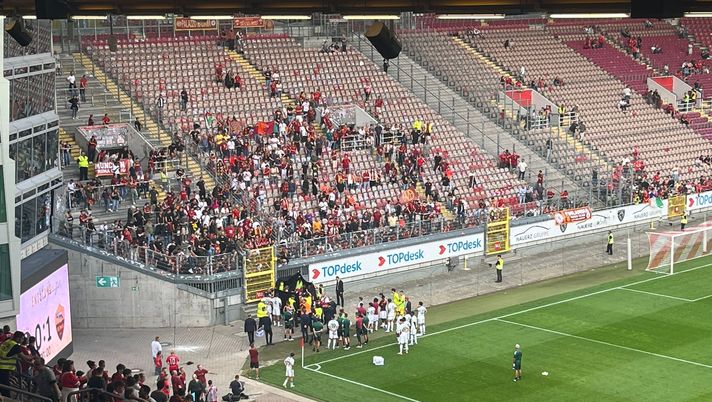 Roma, paura per un tifoso caduto da quattro metri: le sue condizioni Roma, paura per un tifoso caduto da quattro metri: le sue condizioni - immagine 1