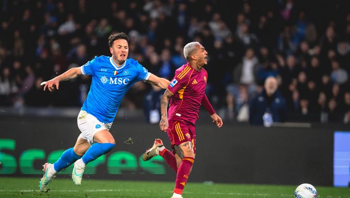 NAPLES, ITALY - FEBRUARY 15: Wesley of AS Roma competes for the ball during the Serie A match between SSC Napoli and AS Roma at Stadio Diego Armando Maradona on February 15, 2026 in Naples, Italy. (Photo by Fabio Rossi/AS Roma via Getty Images) Napoli-Roma, Marelli su Rrahmani-Wesley: “Rigore netto, ma solo giallo”. Ecco perché - immagine 1