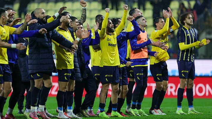 La squadra del Modena FC 2018 festeggia dopo la vittoria durante la partita di Serie B tra il Modena FC 2018 e la SS Juve Stabia allo stadio Alberto Braglia il 2 novembre 2025 a Modena Modena Juve Stabia