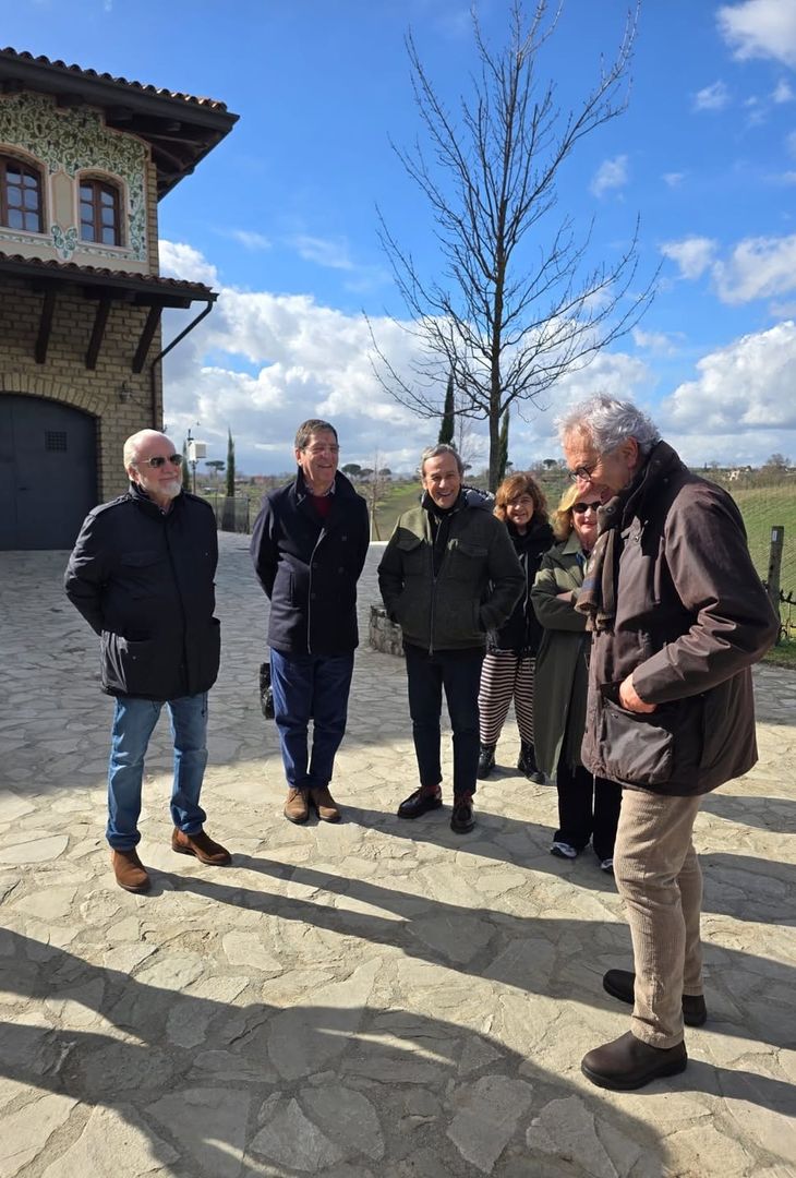 All'indomani del successo esterno col Genoa, giunto in extremis con il risultato di 2-3, Aurelio De Laurentiis, presidente del Napoli, si è recato assieme alla moglie Jacqueline a Mirabella Eclano, piccolo comune in provincia di Avellino, laddove ha visitato il vigneto locale, con tanto di degustazione di vini. Di seguito le foto pubblicate su Instagram dall'admin dell'account ufficiale del vigneto irpino.